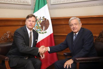 El embajador Christopher Landau se despide de México