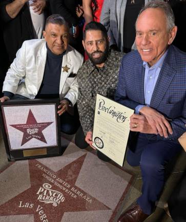 Pancho Barraza en la develación de su estrella en el Paseo de la Fama de Las Vegas.