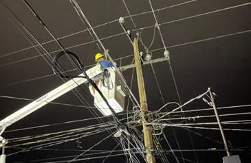 $!Repara CFE fallas en servicio eléctrico tras lluvias y vientos en Culiacán