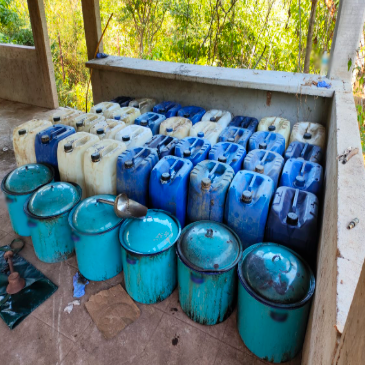 $!Ejército asegura 2 mil litros de precursores químicos y una tonelada de marihuana en Sinaloa