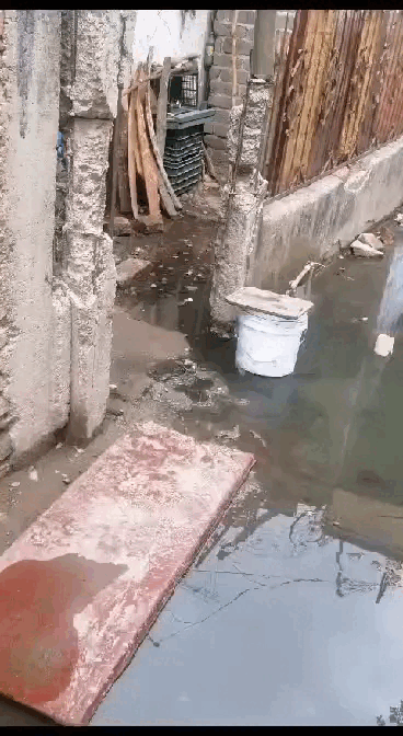 $!Rebosan aguas negras hasta en los patios de las casas de Escuinapa