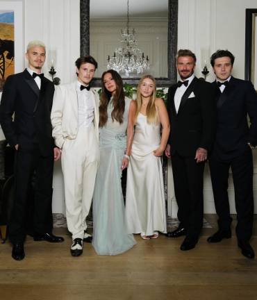 Victoria Beckham festeja acompañada de sus amigos y familia.