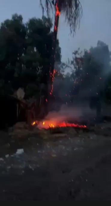 $!Lluvias en Culiacán dejan camioneta varada, un árbol caído y otro incendiado por un rayo