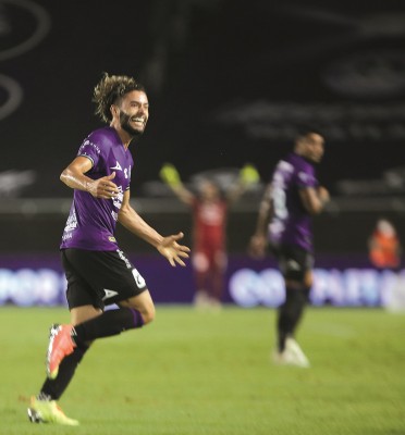 César “El Chino” Huerta festeja su histórico gol en El Kraken.