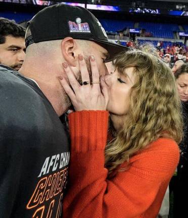 Taylor Swift besa a Travis Kelce tras la victoria ante Ravens.