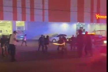 $!Exhiben exceso de fuerza de policías de Mazatlán en arresto de hombre que hirió a tres agentes