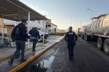 Autoridades decomisan 59 millones de libros de hidrocarburo en una bodega en el Municipio de San José Iturbide, Guanajuato.