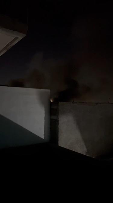 $!En Culiacán, grupo armado vandaliza propiedad en el sector Stanza Torralba, para luego incendiarlo