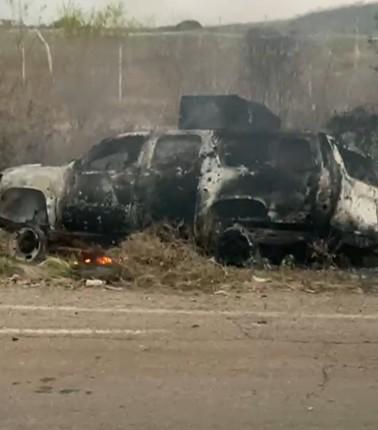 $!Bloqueo en la México 15: hallan dos vehículos incendiados en límites de Elota y Cosalá