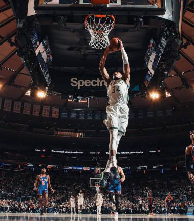 Giannis Antetokounmpo tuvo actuación de 28 puntos.