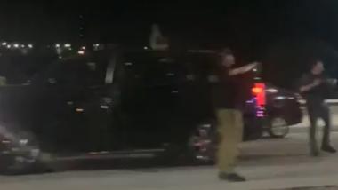 Hombres armados retienen una grúa donde llevaban dos vehículos asegurados en arrancones en Culiacán.