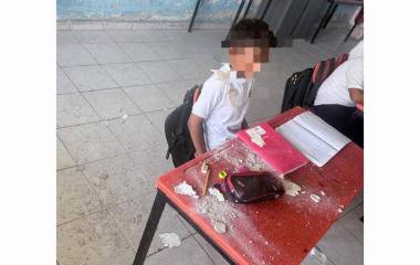 En una primaria de Rosario el deterioro del plantel fue causa del desprendimiento del techo.