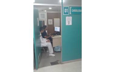 Consultas en el Hospital General del IMSS en Mazatlán las realizan con las puertas abiertas debido a la falla en aires acondicionados.