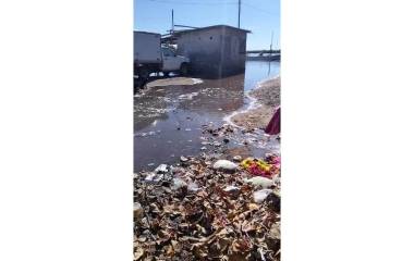 En Las Aguamitas, en Navolato, sube de nuevo la marea y el mar se mete a la comunidad.