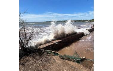 El oleaje fuerte también ha afectado Teacapán y ha ocasionado daños en viviendas.