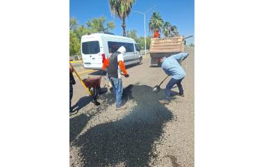 Personal del Gobierno de Ahome trabaja en el bacheo de vialidades.
