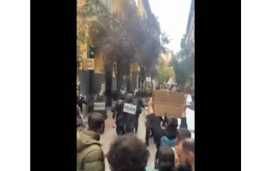 Protesta de maestros de Madrid en un evento de la Presidenta de la Comunidad de Madrid, Isabel Díaz Ayuso.