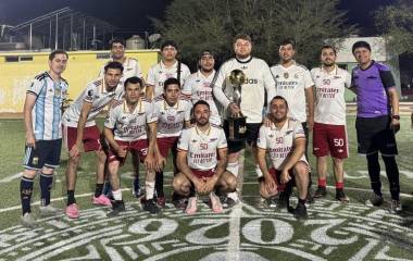 Atlético La Anona presume su trofeo de campeón.