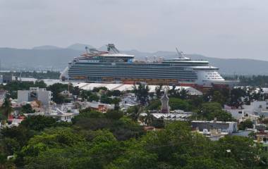 Llegada a Mazatlán del crucero turístico Navigator of the Seas.