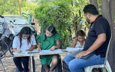 En la comunidad de Los Ojitos, en Rosario, alumnos reciben clases debajo de un árbol mientras la primaria se mantiene tomada por padres de familia.