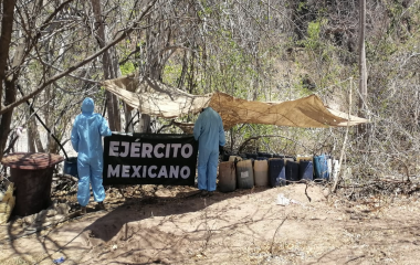 Militares resguardan los contenedores con sustancias químicas asegurados en la zona rural de Culiacán.