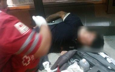 Paramédicos atendieron al joven que resultó herido por esquirlas de explosivo en Escuinapa.