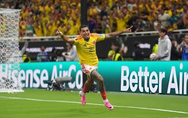 Daniel Muñoz celebra el gol que le dio a Colombia el triunfo y el boleto a la siguiente ronda.