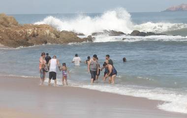 La disminución del oleaje permitió reabrir algunos accesos a las playas de Mazatlán, aunque persisten restricciones en distintos sectores.
