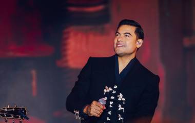 El artista suspenderá parte de su gira por la cirugía de cuerdas vocales.
