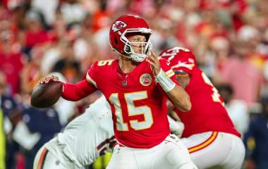 Patrick Mahomes comandó el ataque de los Chiefs, que se impusieron a los Broncos en el debut de ambos equipos en la temporada.