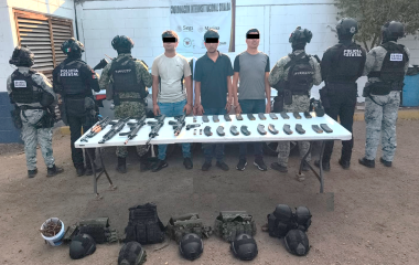 Fuerzas de seguridad decomisaron armas largas, cartuchos y equipo táctico tras revisar una vivienda en Culiacán.