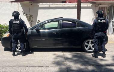 El vehículo traía placas superpuestas y tenía reporte de robo.