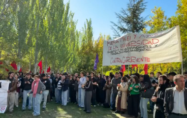Protesta de estudiantes de la Universidad Rey Juan Carlos, en Madrid, ante la visita del Presidente de Argentina, Javier Milei.