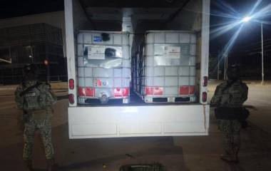 Militares resguardan la unidad y los objetos asegurados en la colonia Mazatlán II tras una denuncia.