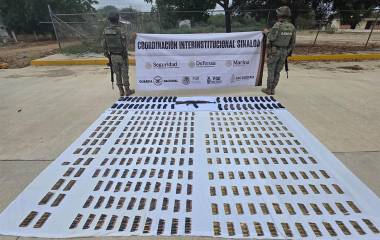 Autoridades federales resguardan armas, cargadores y cartuchos asegurados en Sinaloa.