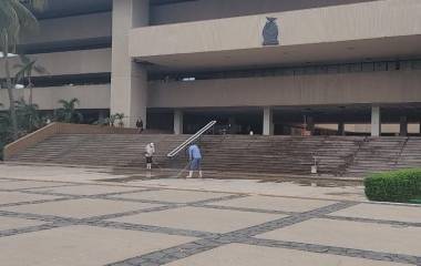 Trabajadores del Gobierno de Sinaloa y del Gobierno de Culiacán limpian los espacios tras las pintas durante la marcha del 8M.