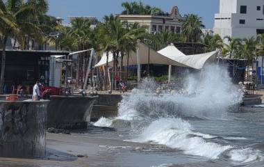 Oleaje intenso registrado este martes en las playas de Mazatlán.