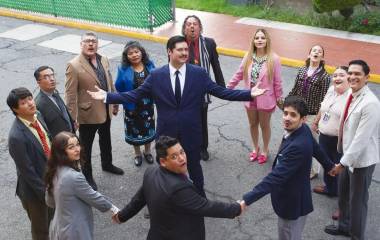 Bajo la dirección de Gaz Alazraki, esta serie cuenta con la actuación de Fernando Bonilla, quien es el protagonista y encarna a Jerónimo Ponce III.