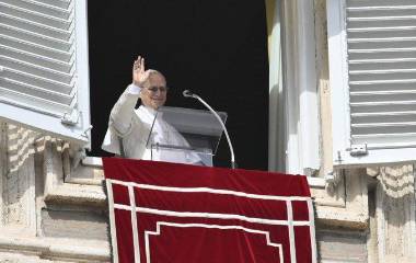 El Papa encomendó su súplica a María, Reina de la Paz, subrayando la necesidad de abrir caminos de reconciliación en medio del estruendo de las bombas.