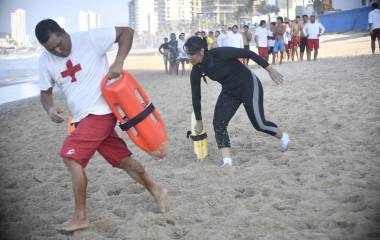 El curso de certificación para salvavidas 2026, avanza con diversos temas de rescate en su segunda semana de actividades.