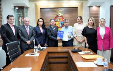 Óscar Loza Ochoa entrega en el Congreso del Estado el informe de actividades de la CEDH.