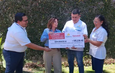 Karen Jonsson Gavica recibió el donativo obtenido mediante aportaciones de clientes en sucursales de Farmacias Moderna y Farmacon en Mazatlán.