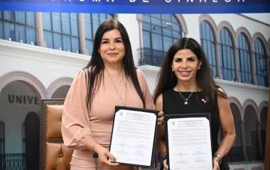 El documento fue firmado por el rector Jesús Madueña Molina y formalizado con la presencia de Sofía Angulo de Madueña, directora de la Unidad de Bienestar Universitario.