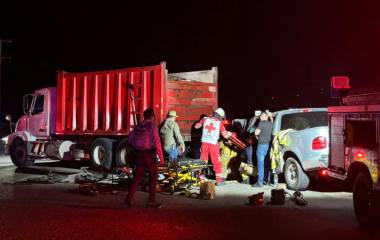 El conductor de una camioneta Ford fue trasladado a un hospital tras chocar contra la caja de un camión de carga en la carretera México 15, en Guamúchil.