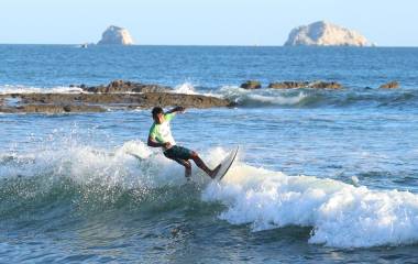 Los surfistas mostraron su habilidad sobre las olas.