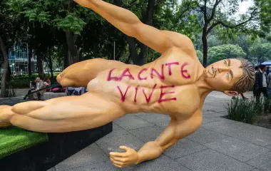 Estatua de futbolista derribada por la CNTE.