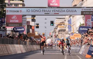 El noruego Fredrik Dversnes resistió hasta el último kilómetro junto a la fuga del día y terminó imponiéndose en el sprint final.