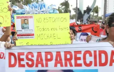 El domingo en el desfile del Carnaval de Mazatlán madres buscadoras marcharon por sus desaparecidos.