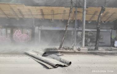 En el lugar, equipos de rescate realizan un operativo para rescatar a personas de los escombros.