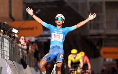 Isaac del Toro gana la etapa 6 de la Tirreno-Adriático 2026 y se afianza como líder.